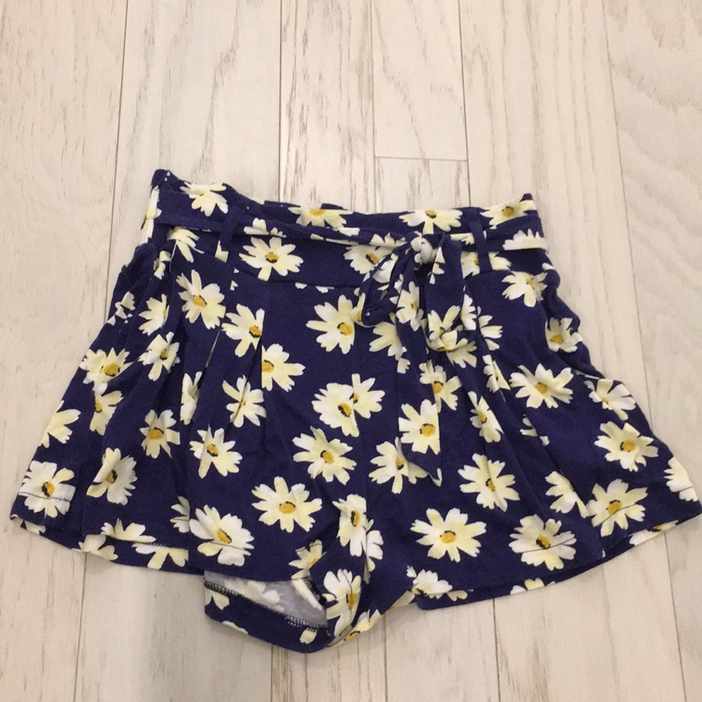Daisy print shorts with tie waist